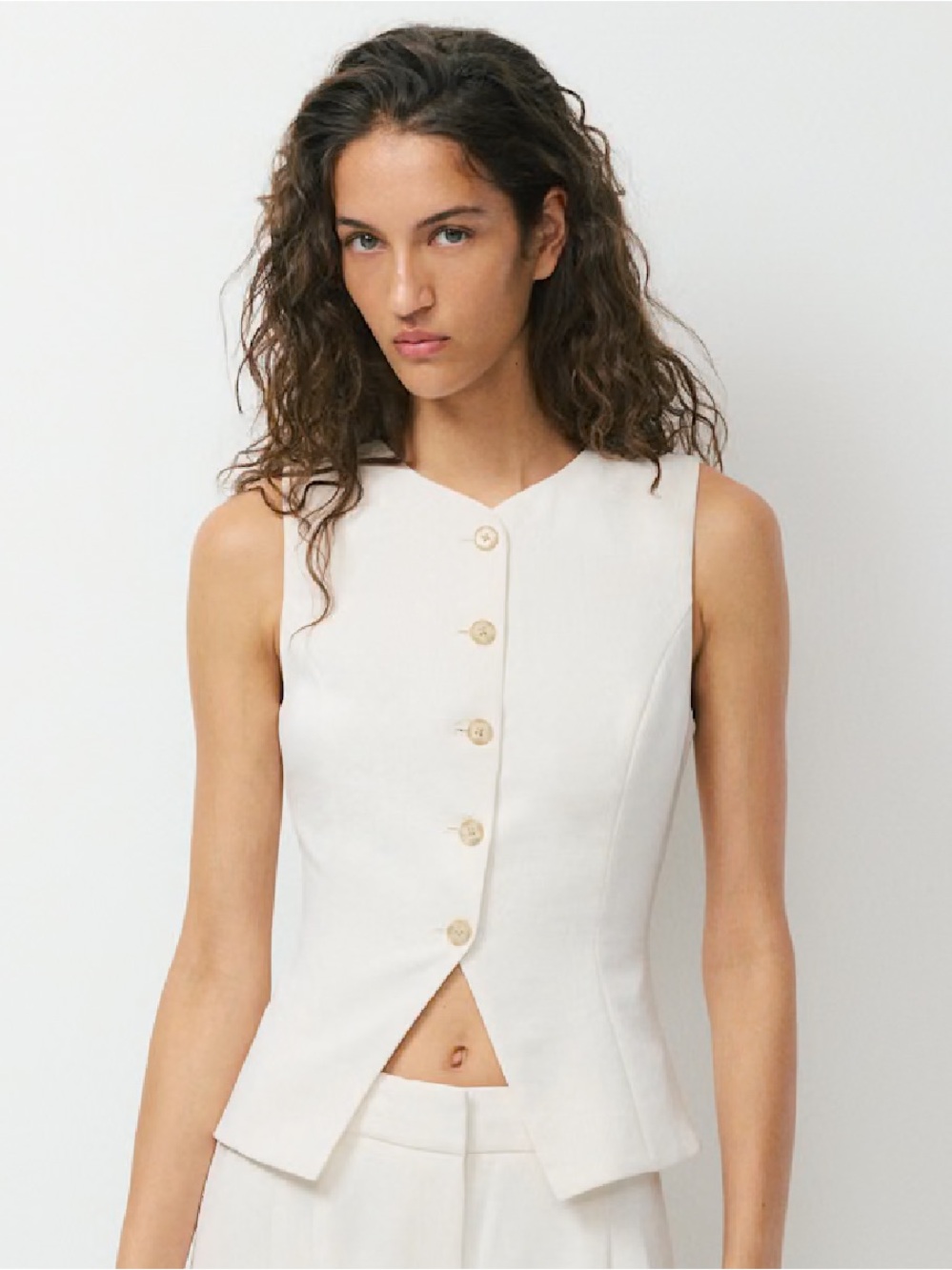 Aritzia Regal Vest Crepette